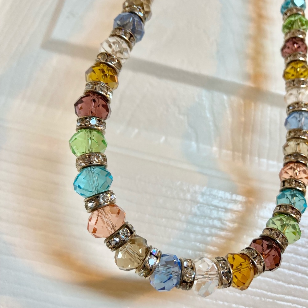 Beautiful crystal look necklace with magnetic closure.